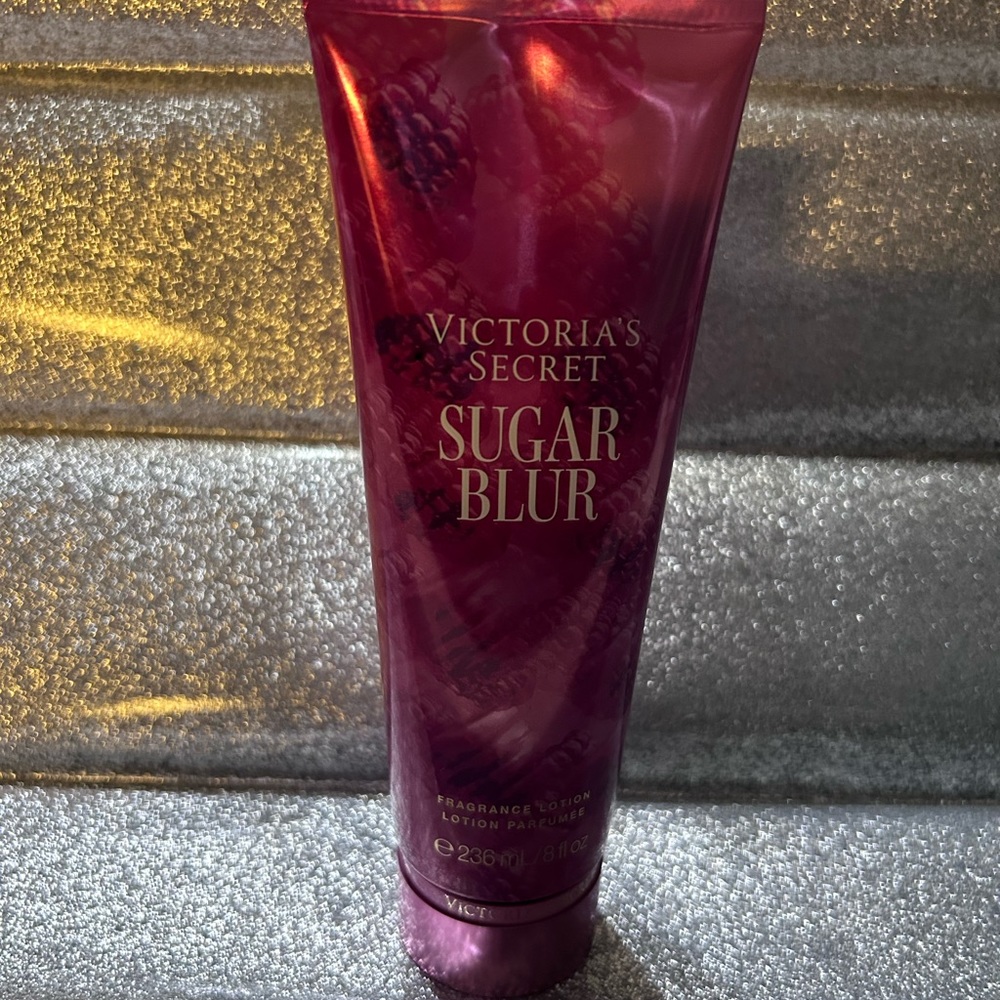 Victoria Secret - Picture 2 of 3